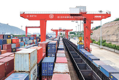 中哈(連云港)物流合作基地上半年進出場集裝箱14.2萬標箱 開行中歐班列485列