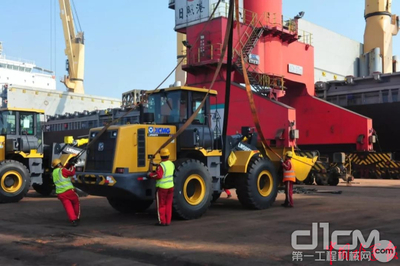 山東港口日照港43小時內(nèi)完成首次大批量工程機(jī)械裝船任務(wù)
